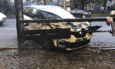 В Калининграде автомобиль протаранил автобусную остановку. Есть пострадавшие - og.ru - Калининград