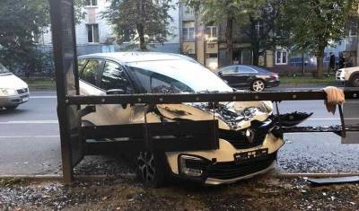 Водитель в Калининграде протаранил автобусную остановку с людьми - newizv.ru - Калининград