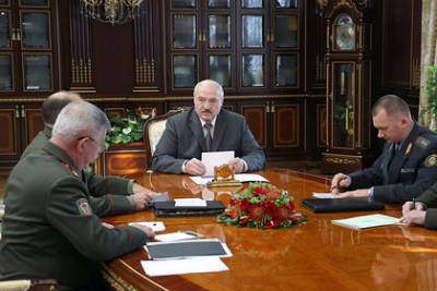 Александр Лукашенко - Лукашенко испугался за судьбу нелегалов на границе с ЕС - lenta.ru - Белоруссия - Минск