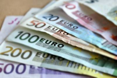 Михаил Коган - Курс евро впервые с июля 2020 года снизился до 84,99 рубля - aif.ru - Россия