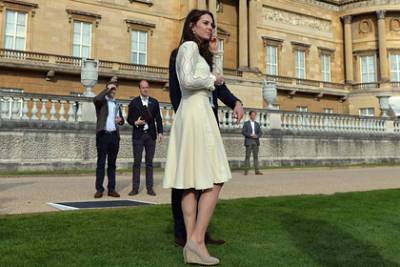 принц Уильям - Кейт Миддлтон - Гарри Меган Маркл - Любимая обувь Кейт Миддлтон стала трендом в сети - lenta.ru