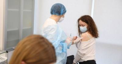 "Наиболее вероятный сценарий". Глава Pfizer допустил ежегодную вакцинацию от коронавируса - focus.ua - Украина