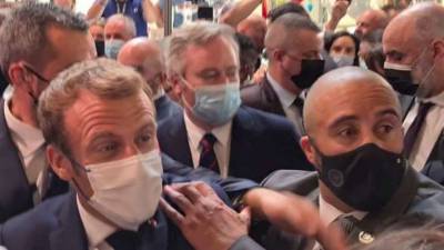 В Макрона метнули яйцом (видео) - lenta.ua - Украина - Франция - Нападение