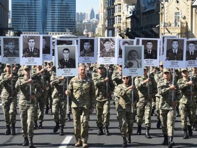 Ильхам Алиев - В Азербайджане президент и военные прошли маршем к годовщине начала войны в Карабахе - unn.com.ua - Украина - Киев - Армения - Азербайджан - Нагорный Карабах