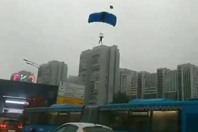 Задержан третий из пяти парашютистов, спрыгнувших с московской высотки - mk.ru - Москва - Россия