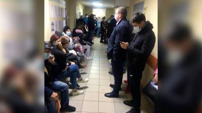 Воронежцы пожаловались на 5-часовые очереди из температурных больных в районной больнице - vestivrn.ru - Воронеж