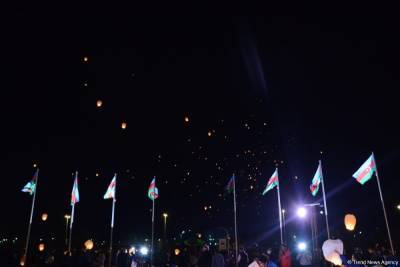 С территории Мемориального комплекса Отечественной войны в небо было запущено 3 тыс. небесных фонариков (ФОТО) - trend.az - Азербайджан - Баку