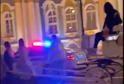 На Дворцовой площади девушек запрягли в карету вместо лошадей - online47.ru