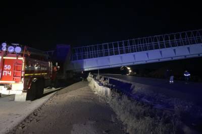 В Пермском крае пешеходный переход обрушился на автомобили, два человека погибли - mk.ru - Россия - Екатеринбург - Пермь - Пермский край
