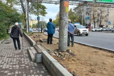 На остановке в Хабаровске убрали скамейки и тротуарную плитку - hab.aif.ru - Хабаровск