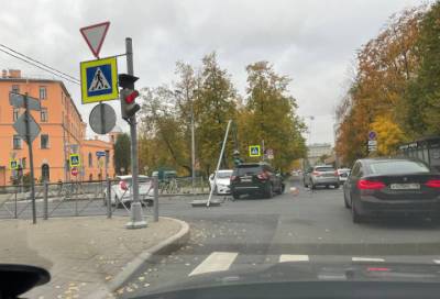 Питер Онлайн - В результате ДТП на перекрестке в Московском районе покосился светофор - online47.ru - Санкт-Петербург - р-н. Московский