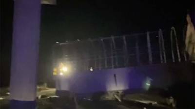 В Сети появились кадры с места обрушения надземного перехода под Пермью - iz.ru - Израиль - Екатеринбург - Пермь - Пермский край