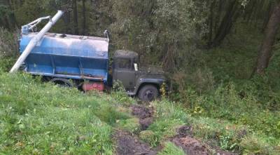 В Климовичском районе при буксировке грузовик съехал в кювет и опрокинулся - belta.by - Белоруссия