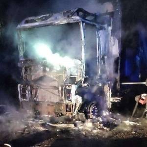 В Запорожье ночью загорелась фура. Фото - reporter-ua.com - Украина - Запорожская обл. - Запорожье