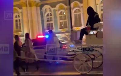 В Санкт-Петербурге трех девушек запрягли в карету - korrespondent.net - Россия - Украина - Санкт-Петербург - Сочи