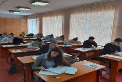Владимир Путин - На Брянщине поддержали инициативу президента по сокращению числа контрольных в школах - mk.ru - Брянская обл.