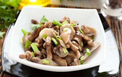 Салат с маринованными опятами и курицей: простое и вкусное грибное блюдо - skuke.net