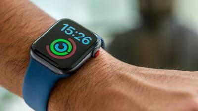 Неизвестный модуль-передатчик обнаружили в умных часах Apple Watch - obzor.lt - США