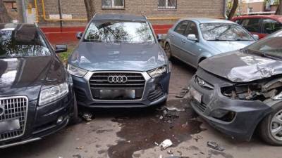 «Решила покататься»: пьяная москвичка без прав врезалась в семь машин на юго-востоке столицы - vm.ru - Москва - округ Юго-Восточный, Москва