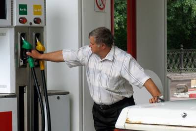 Григорий Баженов - Россиян предупредили о росте цен на бензин в октябре - mk.ru