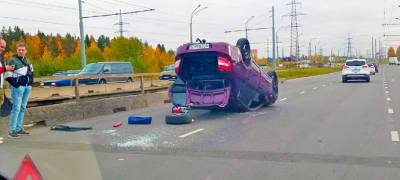 В Петрозаводске перевернулась машина: помощь ГИБДД не потребовалась (ФОТО) - stolicaonego.ru - Петрозаводск - республика Карелия