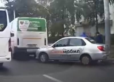 Такси в Воронеже влетело в автобус (ВИДЕО) - gorcom36.ru - Россия - Воронеж - Воронежская обл. - район Левобережный, Воронеж