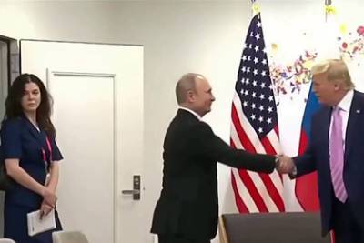 Дональд Трамп - Владимир Путин - Путина уличили в намеренном выборе красивой переводчицы для встречи с Трампом - lenta.ru - Россия - США