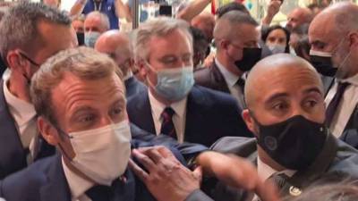 Метнувшего яйцо в Макрона принудительно поместили в психбольницу - lenta.ua - Украина - Франция