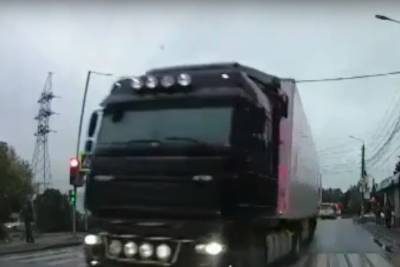 В Курске дальнобойщик на многотонной фуре устроил лихой заезд на красный - chr.mk.ru - Курск