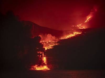 Лава от вулкана на Канарских островах достигла океана - unn.com.ua - Украина - Киев