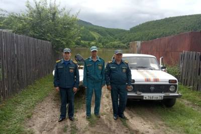 Инспекторы ГИМС Забайкалья спасли трех унесенных Шилкой рыбаков - mk.ru
