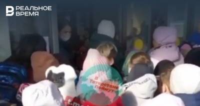 Родители из Набережных Челнов сняли на видео давку на входе школы - realnoevremya.ru - респ. Татарстан - Набережные Челны