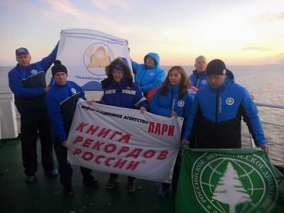 Спортсмены-моржи установили рекорд, проплыв километр между ледоколами на Ямале - znak.com - Россия - Тюмень