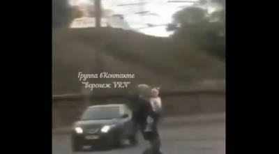 Женщина с маленьким ребёнком проехалась на моноколесе мимо машин в Воронеже (ВИДЕО - gorcom36.ru - Воронеж