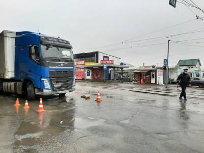 В Новосибирске грузовик Volvo сбил женщину на пешеходном переходе - runews24.ru - Новосибирск - район Ленинский, Новосибирск
