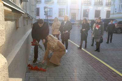 «Это горе не одной белорусской семьи, а всего народа». В Гродно возлагают цветы и ставят лампады к зданию Комитета госбезопасности - grodnonews.by - Белоруссия - Русь
