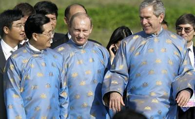 Владимир Путин - Джордж Буш - Путин, Ху Цзиньтао и Буш-младший — не масоны. Хотя на фото — один в один (Observador) - geo-politica.info - Россия - Китай - США