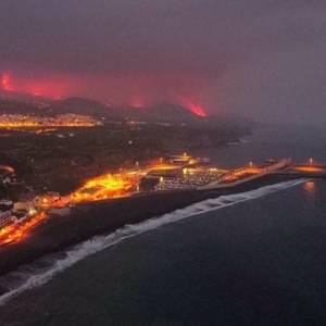 Лава из активного вулкана на Канарах выделяет токсичный газ - reporter-ua.com