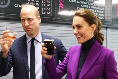 Кейт Миддлтон - Kate Middleton - Кейт Миддлтон и принц Уильям выпили пива со студентами в Северной Ирландии - skuke.net - Лондон - Ирландия - county Prince William - Новости