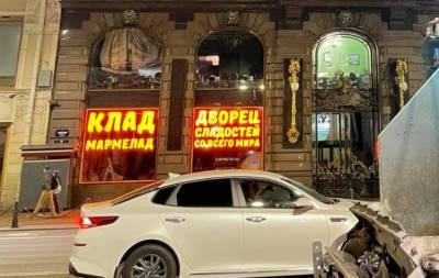 Вывеска магазина сладостей на Доме Зингера разгневала петербуржцев - neva.today - Петербурга