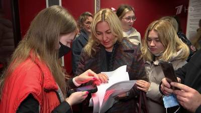 Меньше чем за месяц «Пушкинскую карту» оформили уже более двух миллионов школьников и студентов - 1tv.ru - Россия