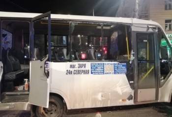 После жесткого ДТП перевернувшуюся маршрутку подняли очевидцы аварии - vologda-poisk.ru - Омск