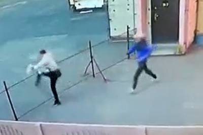 Полицейские задержали мужчин за ограбление 8 пенсионерок в Красноярске - kras.mk.ru - Красноярск - Березовка