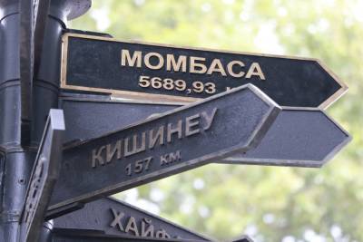 Геннадий Труханов - В Одессе появился новый указатель с городом-побратимом: где Момбаса и сколько до нее? (фоторепортаж) - odessa-life.od.ua - Украина - Одесса - Кения