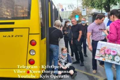Водитель маршрутки в Киеве протащил по улице пожилую пассажирку - rupor.info - Киев