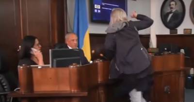 В Черновцах женщина пыталась избить мэра на сессии горсовета - dsnews.ua - Украина - Черновцы