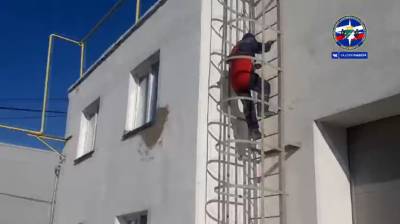 Новосибирские спасатели сняли с крыши 61-летнего работника, которому стало плохо - runews24.ru - Новосибирск