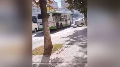 В центре Воронежа задымился автобус №9кс - vestivrn.ru - Воронеж