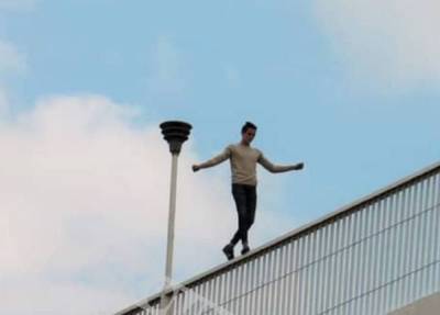 Молодой парень залез на перила моста и устроил шоу на высоте: "Старался удивить" - politeka.net - Украина - Одесса