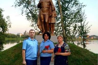 Прокуроров прифотошопили на фото с возложением цветов в Алтайском крае - mk.ru - Россия - Алтайский край